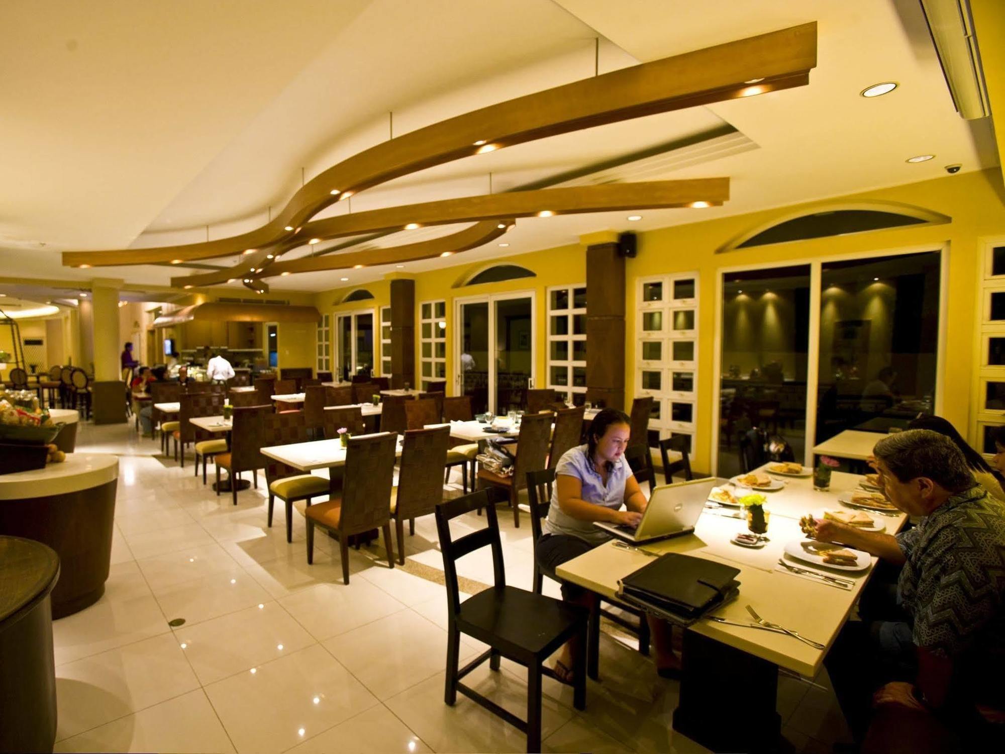 Hotel Venezia Legazpi Bagian luar foto