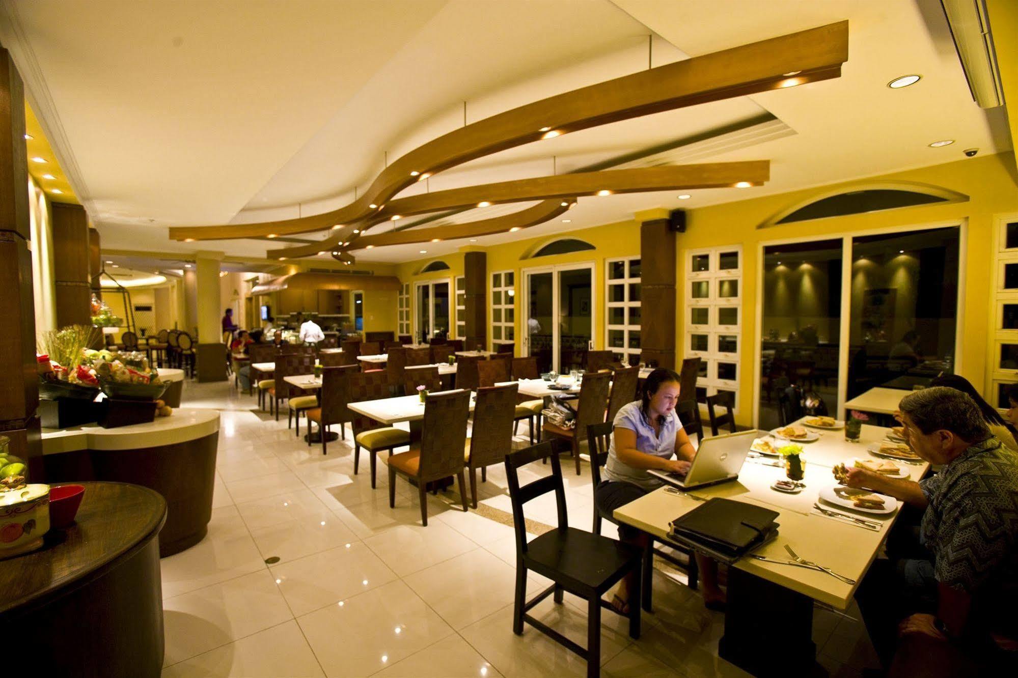 Hotel Venezia Legazpi Bagian luar foto